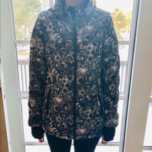 Lululemon Black & White athletic jacket.⭐️🖤⭐️